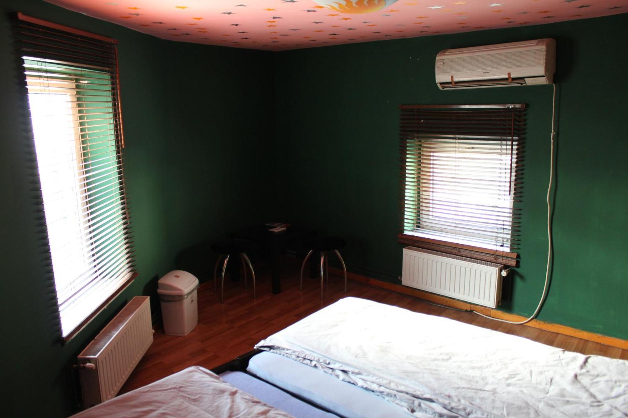 Fun House Hostel Bukarest Kültér fotó